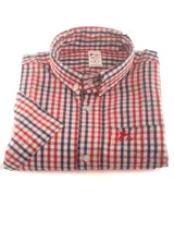 Camisa celeste a cuadros blancos, de manga corta, con cuello abotonado y bolsillo en el pecho con logo bordado.