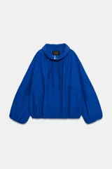 Cazadora bomber de cuello subido ajustable con cordones, manga larga con puños elásticos y cierre frontal con cremallera y botones a presión ocultos. Presenta bolsillos delanteros y un diseño holgado.