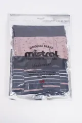 Pack de dos calzoncillos tipo bóxer con cintura elástica con logo. Uno de los modelos es gris claro con estampado de patinetas y el otro es negro con rayas horizontales blancas y grises.