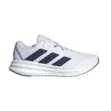 Championes de running Adidas Galaxy 7, color blanco con las tres tiras laterales en azul marino. Presentan una estructura de malla transpirable y entresuela con tecnología Cloudfoam para mayor amortiguación.