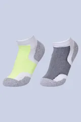 Pack de dos pares de soquetes deportivos con diseño ergonómico, confeccionados en algodón con refuerzos en talón y puntera. Un par presenta detalles en color verde neón y el otro en gris oscuro.