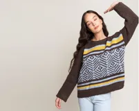 Sweater de mohair marrón con diseño geométrico en azul y amarillo.