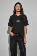 Remera blanca de manga corta y cuello redondo, con estampa en el pecho con la palabra "chill" en color rojo.