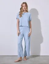 Pantalón largo de tejido rib color celeste, marca Cyrus. Tiene pretina ancha elastizada, pierna ancha y ruedo con tajo.