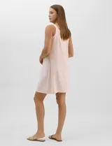 Camisón corto de tejido soft, sin mangas, con escote redondo, aplique de botones y detalle plisado en el frente. Estampado floral en tonos rosados y grises.