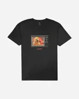 Remera negra de manga corta con estampado frontal de un televisor antiguo que muestra una escena de playa y la palabra 'Lost'.