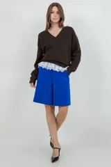 Bermuda de gamuza color azul, de corte recto y tiro alto, con bolsillos laterales y terminación a la rodilla.