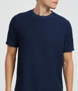 Remera Marfinno de manga corta para hombre, confeccionada en tejido acanalado de algodón y poliéster, con cuello redondo y diseño liso.