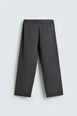 Pantalón de corte relaxed fit, con cintura ajustable, bolsillos delanteros y bolsillo trasero de plastrón. Presenta cierre frontal con cremallera y botón.