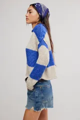 Sweater de punto grueso a rayas anchas azules y beige, de calce corto y amplio, con cuello alto vuelto y mangas caídas.