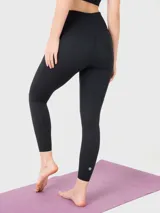 Calza deportiva de tiro alto y largo hasta el tobillo, en color negro. Diseño liso sin bolsillos, confeccionada en tejido técnico de alta calidad.