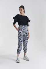 Pantalón de gabardina con estampado floral en tonos azul, blanco y negro.