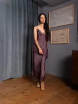 Top de raso asimétrico color morado, con detalles de puntilla en el escote y el bajo. Tiene breteles regulables y elástico en la espalda.