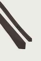 Corbata de seda color marrón oscuro, con diseño de pequeños rombos estampados en tonos claros.