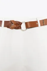 Bermuda blanca de tiro alto con pliegues frontales y bajo ancho. Incluye un cinturón trenzado de cuero marrón con hebilla redonda metálica.