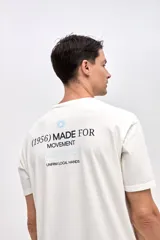 Remera de manga corta con calce relajado, confeccionada en algodón lavado con textura suave. Presenta un diseño con arte estampado en el pecho y en la espalda.