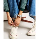 Reloj Fossil modelo Gilmore para mujer, con caja dorada de 38mm y pulsera combinada de cerámica blanca y acero dorado. El dial es plateado con números romanos dorados y fechador a las 6.