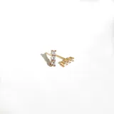Par de aros dorados con forma de barra vertical con tres cristales de circonia cúbica.