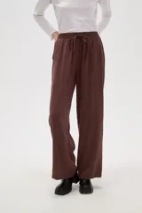 Pantalon de corte ancho y tiro medio, confeccionado en viscosa, con cintura elástica y cordón ajustable.