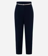 Pantalón de sastrería corte carrot, color beige, con cintura alta, pinzas frontales y cinturón fino incorporado con hebilla metálica.