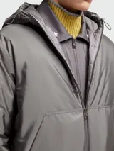 Campera Moncler modelo Poiliot Giubbotto, repelente al agua, con capucha ajustable, cierre frontal, puños y ruedo acanalados, y bolsillo con solapa en la manga.