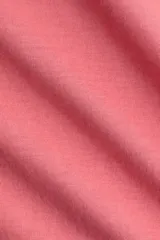 Remera de corte recto en punto suave de algodón con cuello redondo ribeteado y hombros ligeramente caídos.