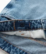 Pantalón wide leg de jean azul con bolsillos cargo laterales y recortes.