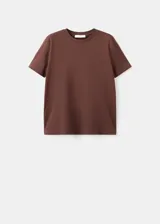 Remera marrón de manga corta con cuello redondo, corte clásico y diseño liso.