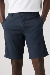 Short de gabardina azul marino con bolsillos laterales y traseros, de corte recto y tiro medio.
