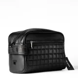 Necessaire Tiffosi de diseño rectangular en color negro, con textura acolchada tipo cuadrillé en el frente y acabado de cuero sintético granulado. Cuenta con cierre superior, bolsillo frontal con cierre, asa lateral con el logo de la marca y aplique metálico frontal.