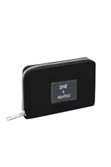 Billetera negra con cierre perimetral plateado y parche frontal con texto en azul y blanco que dice "LOVE & MANIFEST".