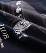 Remera negra de algodón con cuello redondo, manga corta y calce cómodo. Presenta una gran estampa en la espalda de inspiración automotiva retro con el texto "Legendary 80s Beast" y la ilustración de un auto clásico.