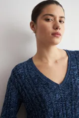 Sweater de tejido de punto con textura acanalada, color verde oscuro, de corte recto y manga larga. Presenta un diseño clásico con cuello redondo.