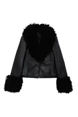 Campera corta de efecto cuero con cuello y puños amplios de piel sintética negra. Presenta un diseño de corte recto y cierre frontal oculto.
