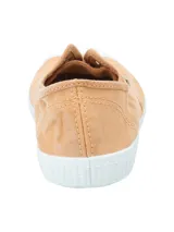 Sneakers alpargatas de algodón orgánico color tostado, sin cordones con elástico para ajuste, puntera reforzada de goma blanca y suela de caucho natural.