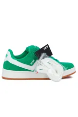 Championes deportivos Pony modelo Square para mujer, color verde con detalles en blanco y suela de goma marrón.