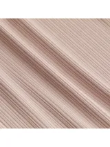 Pantalón de mujer color rosado pálido, de tiro alto y pierna ancha, confeccionado en tejido acanalado brillante. Presenta un pequeño logo 'CK' bordado en negro en la parte superior izquierda.