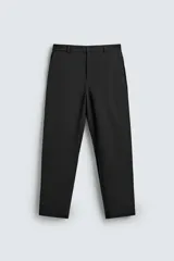 Pantalón de corte regular fit, color negro, confeccionado en tejido elástico. Presenta cintura elástica, cierre frontal con cremallera y botón, bolsillos laterales y bolsillos traseros de vivo.