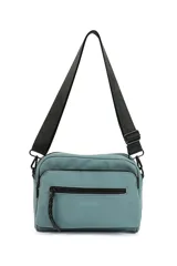 Bandolera color celeste con correa ajustable negra y bolsillos frontales con cierre.