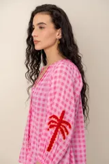 Camisa de manga larga con estampado a cuadros vichy en tonos azul y lila, escote en V y detalles bordados en el cuello, la botonera y las mangas.