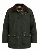 Campera tipo encerada de color verde oscuro, con cuello de corduroy marrón y forro interior con estampado a cuadros. Cuenta con cierre frontal y solapa con botones metálicos, bolsillos frontales con solapa y bolsillos calientamanos a la altura del pecho.