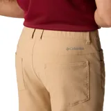 Pantalon tipo chino de corte recto, color beige, con cinco bolsillos y tecnología de repelencia a líquidos y manchas.