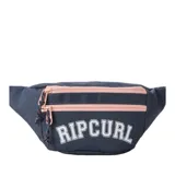 Riñonera Rip Curl color azul marino, con dos bolsillos frontales con cierre en tono rosado y tiradores de cordón. Presenta el nombre de la marca estampado en gran tamaño y estilo universitario en la parte frontal.