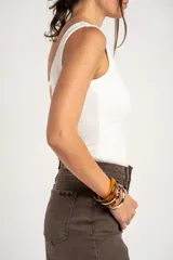 Musculosa de algodón y elastano color blanco, de corte al cuerpo y escote cuadrado.