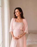 Camisón maternal rosado de rayón y spandex, con breteles ajustables y detalle de puntilla elastizada en el escote.
