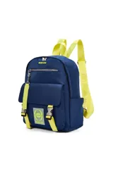 Mochila azul con detalles en amarillo, con un bolsillo frontal con cierre de hebilla y un compartimento principal con cierre de cremallera.