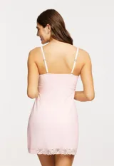 Chemise negra con breteles finos regulables y apliques de encaje en escote y ruedo.