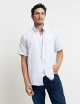 Camisa blanca con microestampado de puntos azules, de manga corta y corte clásico.