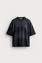 Camiseta de corte relajado con cuello redondo y manga corta. Presenta un diseño con bordados y estampados combinados a contraste en el frente con la inscripción 'New York City' y un efecto de lavado en la tela.