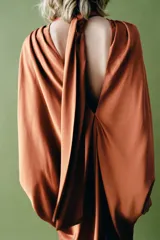 Vestido tipo túnica de viscosa color terracota, con cuello redondo, mangas largas amplias y diseño midi.